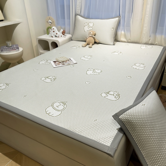 91家纺网 家纺一手货源 找家纺 LIFE.丽芙 2025春夏季新品A类针织提花冰凉豆豆凉感软席子平铺绑带款冰丝凉席三件套（450克）-风格二 卡皮巴拉-绿