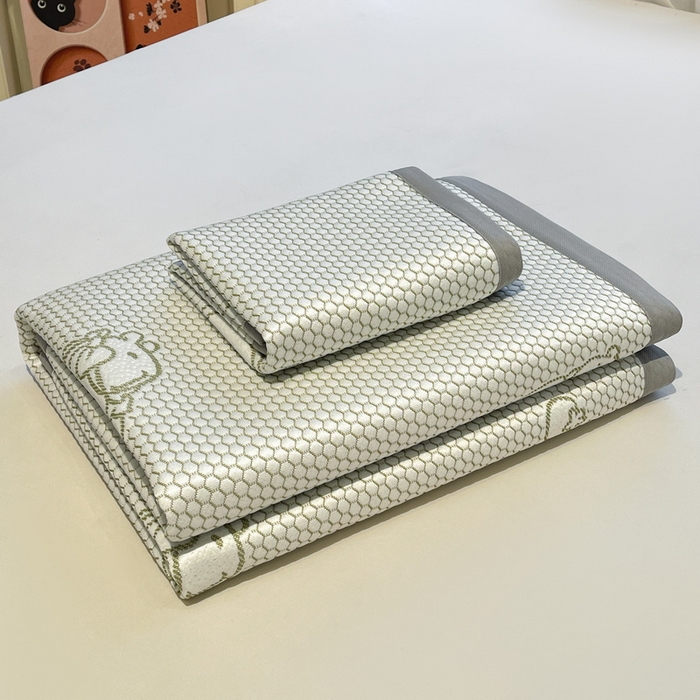 91家纺网 家纺一手货源 找家纺 LIFE.丽芙 2025春夏季新品A类针织提花冰凉豆豆凉感软席子平铺绑带款冰丝凉席三件套（450克）-风格二 卡皮巴拉-绿