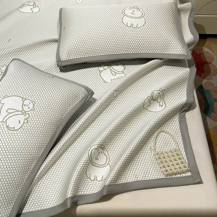 91家纺网 家纺一手货源 找家纺 LIFE.丽芙 2025春夏季新品A类针织提花冰凉豆豆凉感软席子平铺绑带款冰丝凉席三件套（450克）-风格二 卡皮巴拉-绿