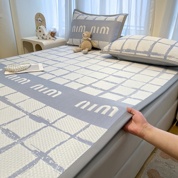 91家纺网 家纺一手货源 找家纺 LIFE.丽芙 2025春夏季新品A类针织提花冰凉豆豆凉感软席子平铺绑带款冰丝凉席三件套（450克）-风格二 几何字母-海蓝