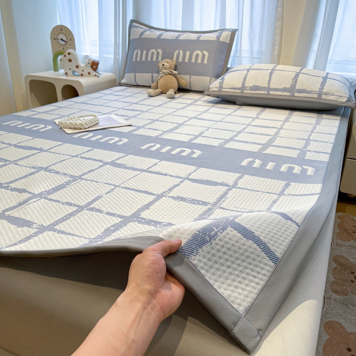 91家纺网 家纺一手货源 找家纺 LIFE.丽芙 2025春夏季新品A类针织提花冰凉豆豆凉感软席子平铺绑带款冰丝凉席三件套（450克）-风格二 几何字母-海蓝