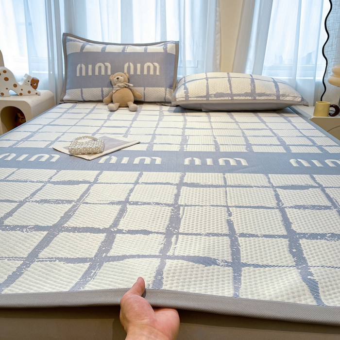 91家纺网 家纺一手货源 找家纺 LIFE.丽芙 2025春夏季新品A类针织提花冰凉豆豆凉感软席子平铺绑带款冰丝凉席三件套（450克）-风格二 几何字母-海蓝