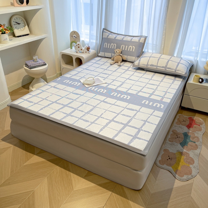 91家纺网 家纺一手货源 找家纺 LIFE.丽芙 2025春夏季新品A类针织提花冰凉豆豆凉感软席子平铺绑带款冰丝凉席三件套（450克）-风格二 几何字母-海蓝