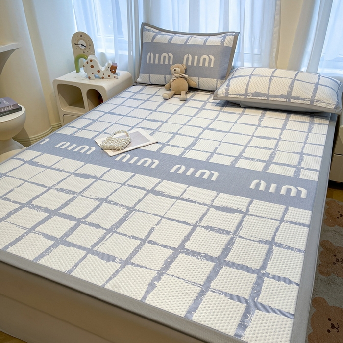 91家纺网 家纺一手货源 找家纺 LIFE.丽芙 2025春夏季新品A类针织提花冰凉豆豆凉感软席子平铺绑带款冰丝凉席三件套（450克）-风格二 几何字母-海蓝