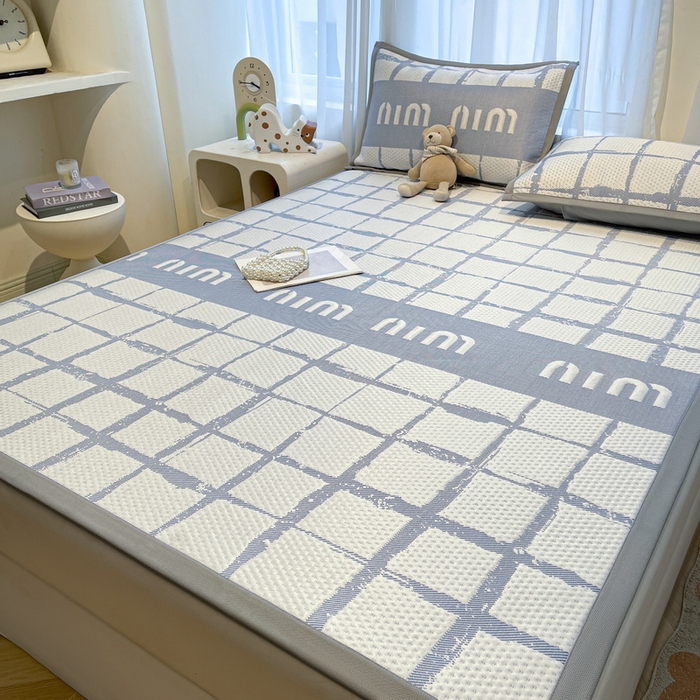 91家纺网 家纺一手货源 找家纺 LIFE.丽芙 2025春夏季新品A类针织提花冰凉豆豆凉感软席子平铺绑带款冰丝凉席三件套（450克）-风格二 几何字母-海蓝