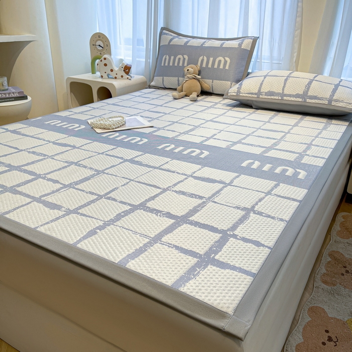 91家纺网 家纺一手货源 找家纺 LIFE.丽芙 2025春夏季新品A类针织提花冰凉豆豆凉感软席子平铺绑带款冰丝凉席三件套（450克）-风格二 几何字母-海蓝