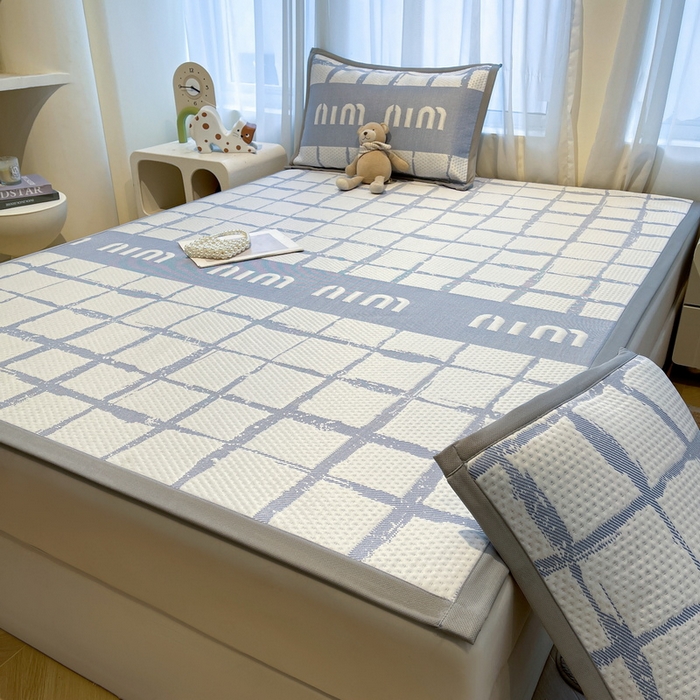 91家纺网 家纺一手货源 找家纺 LIFE.丽芙 2025春夏季新品A类针织提花冰凉豆豆凉感软席子平铺绑带款冰丝凉席三件套（450克）-风格二 几何字母-海蓝