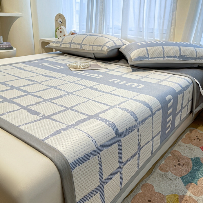 91家纺网 家纺一手货源 找家纺 LIFE.丽芙 2025春夏季新品A类针织提花冰凉豆豆凉感软席子平铺绑带款冰丝凉席三件套（450克）-风格二 几何字母-海蓝