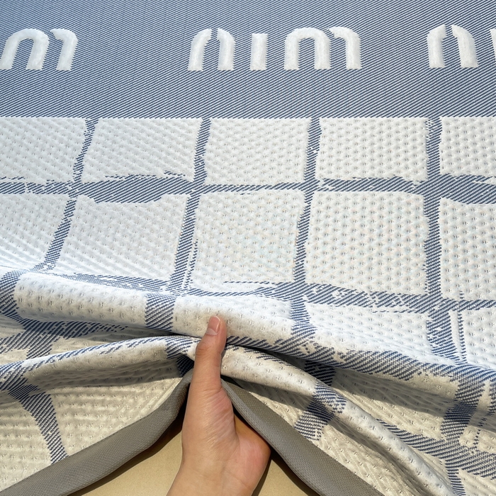 91家纺网 家纺一手货源 找家纺 LIFE.丽芙 2025春夏季新品A类针织提花冰凉豆豆凉感软席子平铺绑带款冰丝凉席三件套（450克）-风格二 几何字母-海蓝