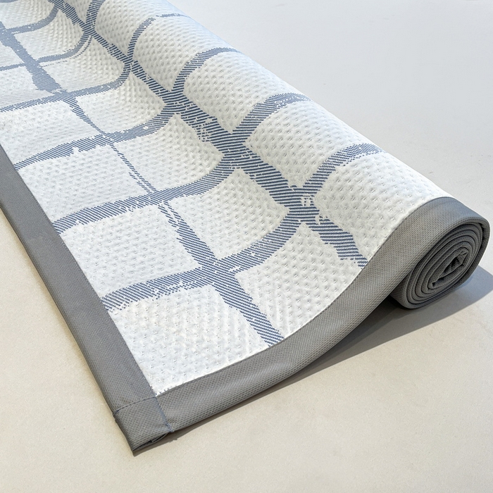 91家纺网 家纺一手货源 找家纺 LIFE.丽芙 2025春夏季新品A类针织提花冰凉豆豆凉感软席子平铺绑带款冰丝凉席三件套（450克）-风格二 几何字母-海蓝