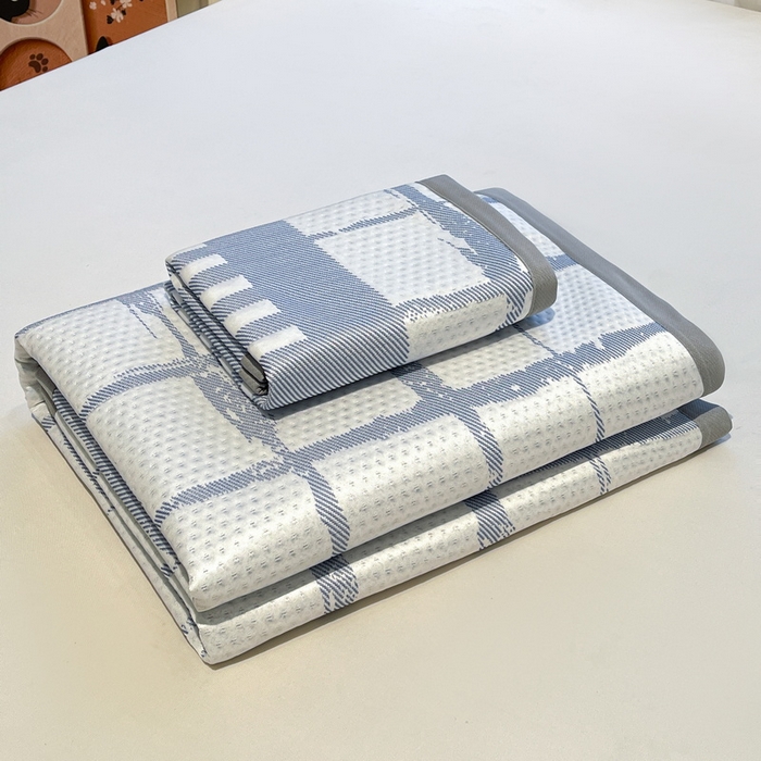 91家纺网 家纺一手货源 找家纺 LIFE.丽芙 2025春夏季新品A类针织提花冰凉豆豆凉感软席子平铺绑带款冰丝凉席三件套（450克）-风格二 几何字母-海蓝