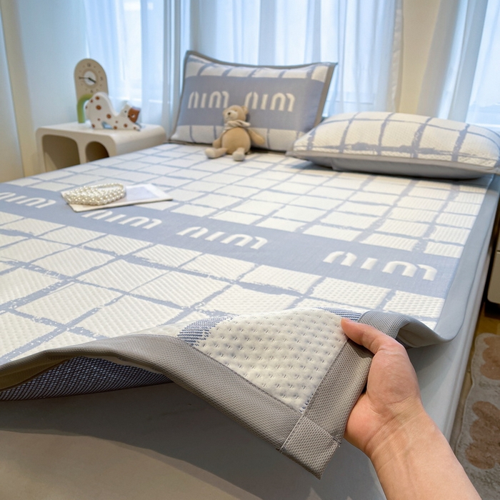 91家纺网 家纺一手货源 找家纺 LIFE.丽芙 2025春夏季新品A类针织提花冰凉豆豆凉感软席子平铺绑带款冰丝凉席三件套（450克）-风格二 几何字母-海蓝