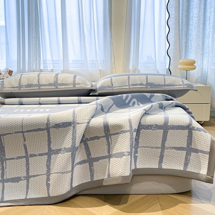 91家纺网 家纺一手货源 找家纺 LIFE.丽芙 2025春夏季新品A类针织提花冰凉豆豆凉感软席子平铺绑带款冰丝凉席三件套（450克）-风格二 几何字母-海蓝