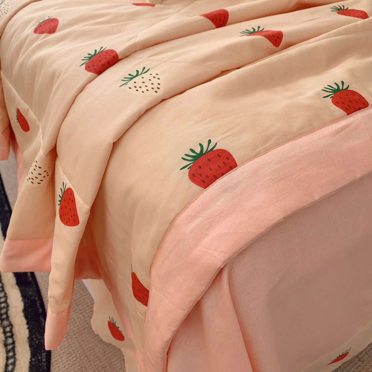 91家纺网 家纺一手货源 找家纺 莱豫家纺 2025春夏新款纯棉全棉夏被夏凉被四件套 草莓圣代