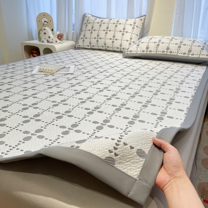 91家纺网 家纺一手货源 找家纺 LIFE.丽芙 2025春夏季新品A类针织提花冰凉豆豆凉感软席子平铺绑带款冰丝凉席三件套（450克）-风格二 维塔-灰