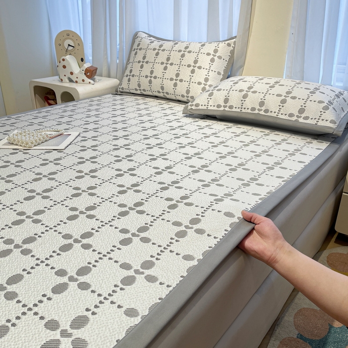 91家纺网 家纺一手货源 找家纺 LIFE.丽芙 2025春夏季新品A类针织提花冰凉豆豆凉感软席子平铺绑带款冰丝凉席三件套（450克）-风格二 维塔-灰