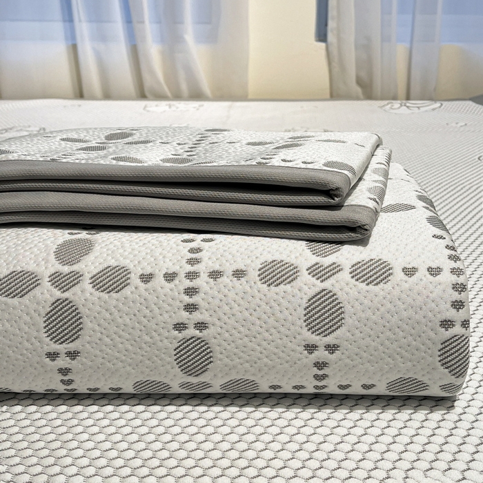 91家纺网 家纺一手货源 找家纺 LIFE.丽芙 2025春夏季新品A类针织提花冰凉豆豆凉感软席子平铺绑带款冰丝凉席三件套（450克）-风格二 维塔-灰