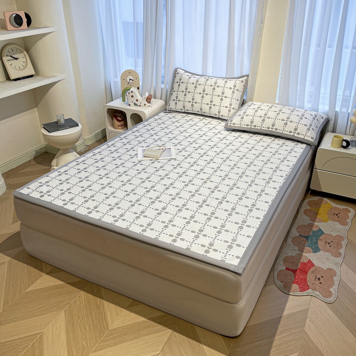 91家纺网 家纺一手货源 找家纺 LIFE.丽芙 2025春夏季新品A类针织提花冰凉豆豆凉感软席子平铺绑带款冰丝凉席三件套（450克）-风格二 维塔-灰