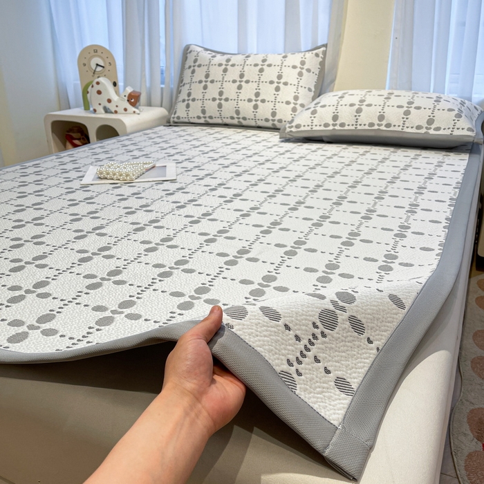 91家纺网 家纺一手货源 找家纺 LIFE.丽芙 2025春夏季新品A类针织提花冰凉豆豆凉感软席子平铺绑带款冰丝凉席三件套（450克）-风格二 维塔-灰