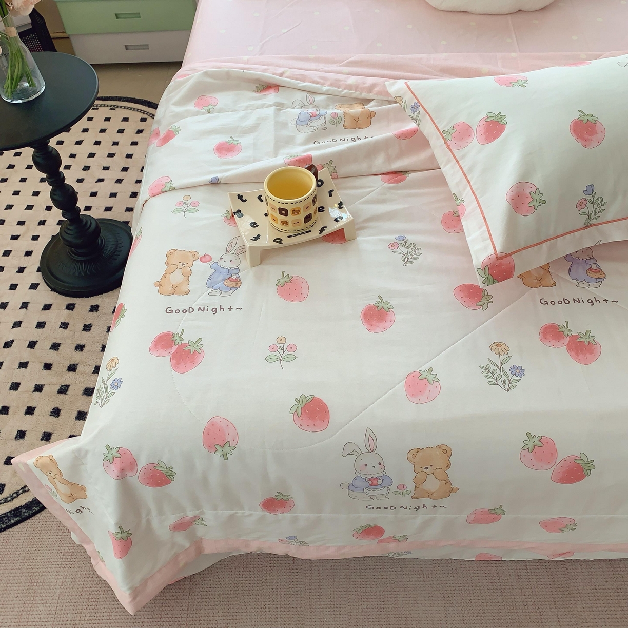 91家纺网 家纺一手货源 找家纺 莱豫家纺 2025春夏新款纯棉全棉夏被夏凉被四件套 草莓兔