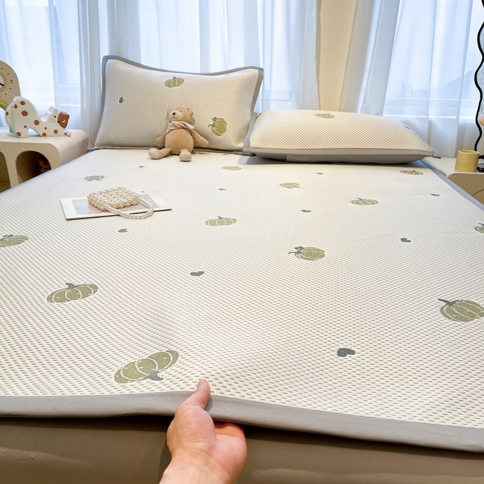 91家纺网 家纺一手货源 找家纺 LIFE.丽芙 2025春夏季新品A类针织提花冰凉豆豆凉感软席子平铺绑带款冰丝凉席三件套（450克）-风格二 南瓜-绿