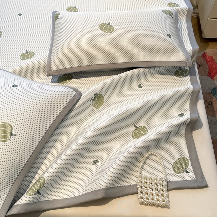 91家纺网 家纺一手货源 找家纺 LIFE.丽芙 2025春夏季新品A类针织提花冰凉豆豆凉感软席子平铺绑带款冰丝凉席三件套（450克）-风格二 南瓜-绿