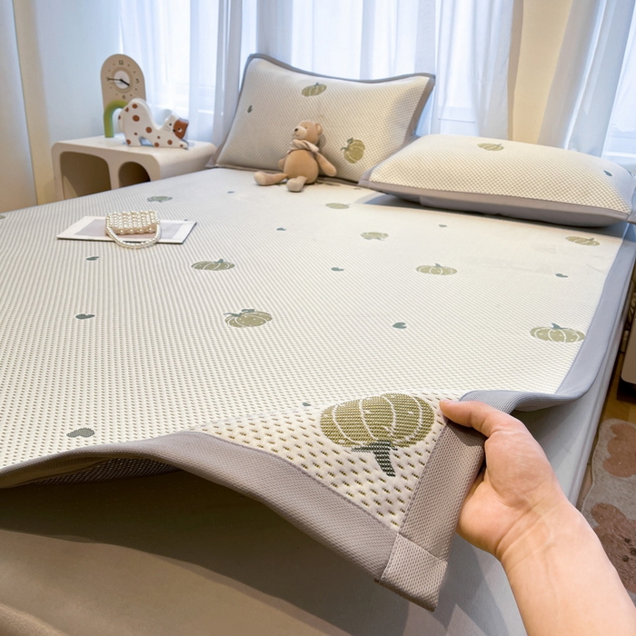 91家纺网 家纺一手货源 找家纺 LIFE.丽芙 2025春夏季新品A类针织提花冰凉豆豆凉感软席子平铺绑带款冰丝凉席三件套（450克）-风格二 南瓜-绿