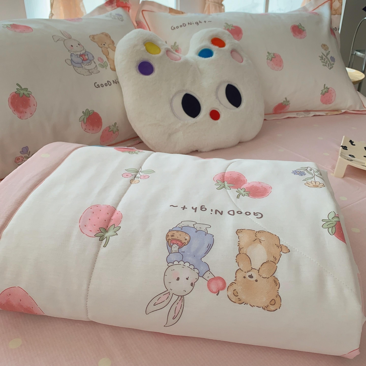 91家纺网 家纺一手货源 找家纺 莱豫家纺 2025春夏新款纯棉全棉夏被夏凉被四件套 草莓兔