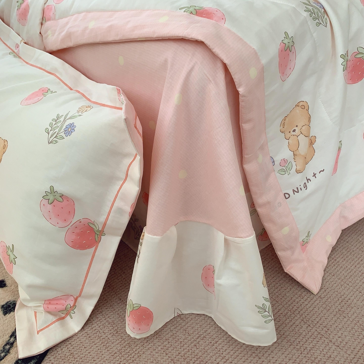 91家纺网 家纺一手货源 找家纺 莱豫家纺 2025春夏新款纯棉全棉夏被夏凉被四件套 草莓兔