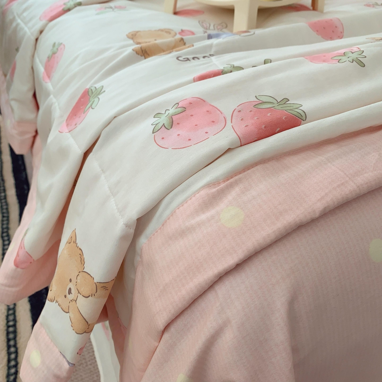 91家纺网 家纺一手货源 找家纺 莱豫家纺 2025春夏新款纯棉全棉夏被夏凉被四件套 草莓兔