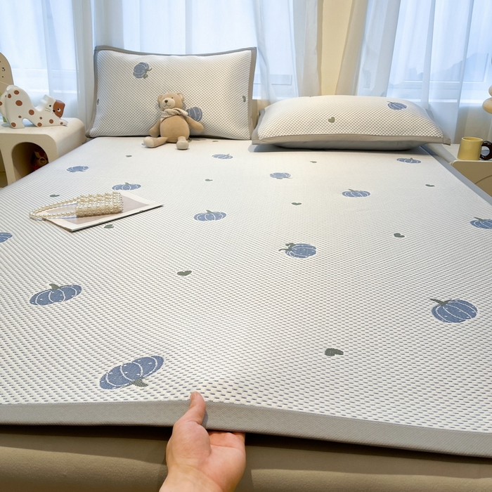 91家纺网 家纺一手货源 找家纺 LIFE.丽芙 2025春夏季新品A类针织提花冰凉豆豆凉感软席子平铺绑带款冰丝凉席三件套（450克）-风格二 南瓜-海蓝