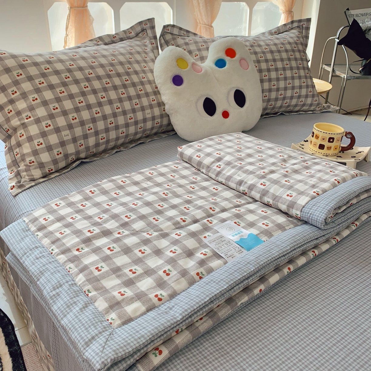 91家纺网 家纺一手货源 找家纺 莱豫家纺 2025春夏新款纯棉全棉夏被夏凉被四件套 格子樱桃灰