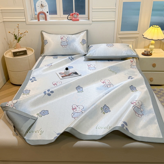 91家纺网 家纺一手货源 找家纺 （总）LIFE.丽芙 2025春夏季新品数码印花冰藤凉席平铺冰丝凉席印花小清新绑带款三件套（风格一）