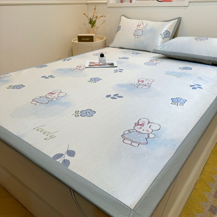 91家纺网 家纺一手货源 找家纺 （总）LIFE.丽芙 2025春夏季新品数码印花冰藤凉席平铺冰丝凉席印花小清新绑带款三件套（风格一）