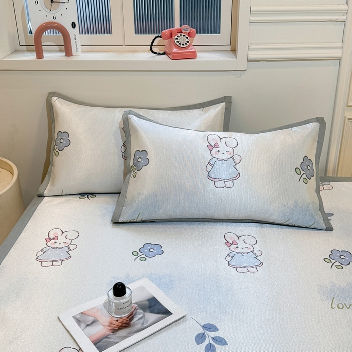 91家纺网 家纺一手货源 找家纺 （总）LIFE.丽芙 2025春夏季新品数码印花冰藤凉席平铺冰丝凉席印花小清新绑带款三件套（风格一）