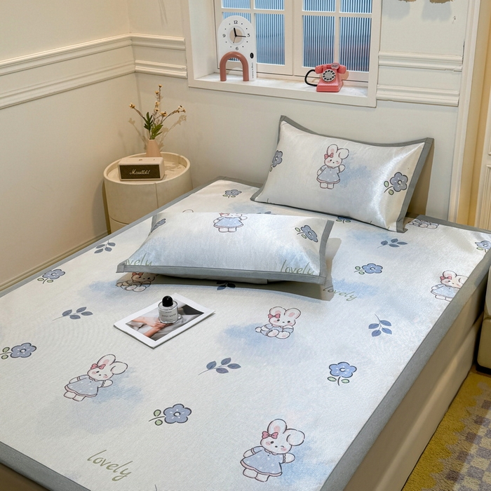 91家纺网 家纺一手货源 找家纺 （总）LIFE.丽芙 2025春夏季新品数码印花冰藤凉席平铺冰丝凉席印花小清新绑带款三件套（风格一）