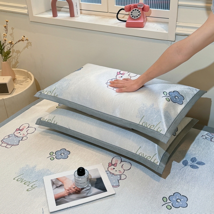 91家纺网 家纺一手货源 找家纺 （总）LIFE.丽芙 2025春夏季新品数码印花冰藤凉席平铺冰丝凉席印花小清新绑带款三件套（风格一）