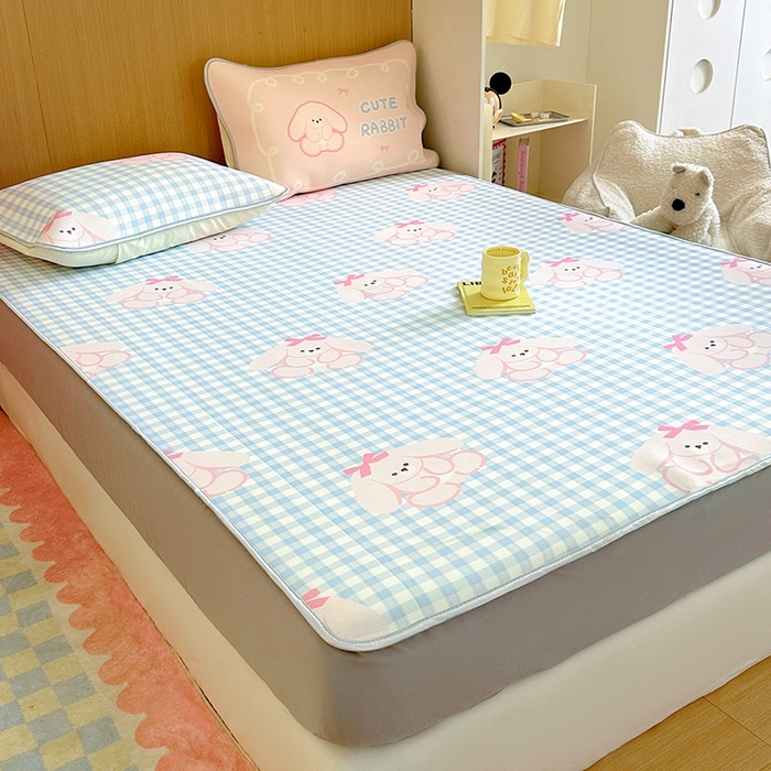 91家纺网 家纺一手货源 找家纺 葡萄家 2025年A类数码印花冰淇淋凉感冰丝凉席夏被夏凉被空调被 兰格粉兔