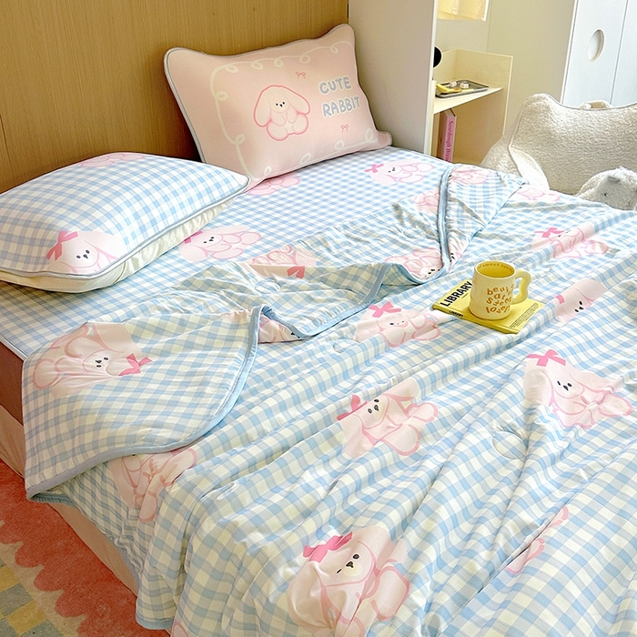 91家纺网 家纺一手货源 找家纺 葡萄家 2025年A类数码印花冰淇淋凉感冰丝凉席夏被夏凉被空调被 兰格粉兔