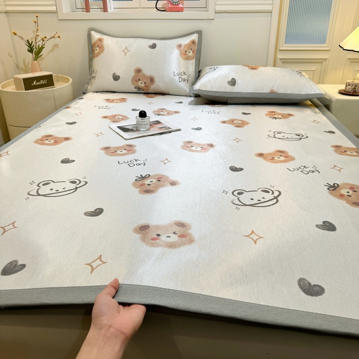 91家纺网 家纺一手货源 找家纺 （总）LIFE.丽芙 2025春夏季新品数码印花冰藤凉席平铺冰丝凉席印花小清新绑带款三件套（风格一）