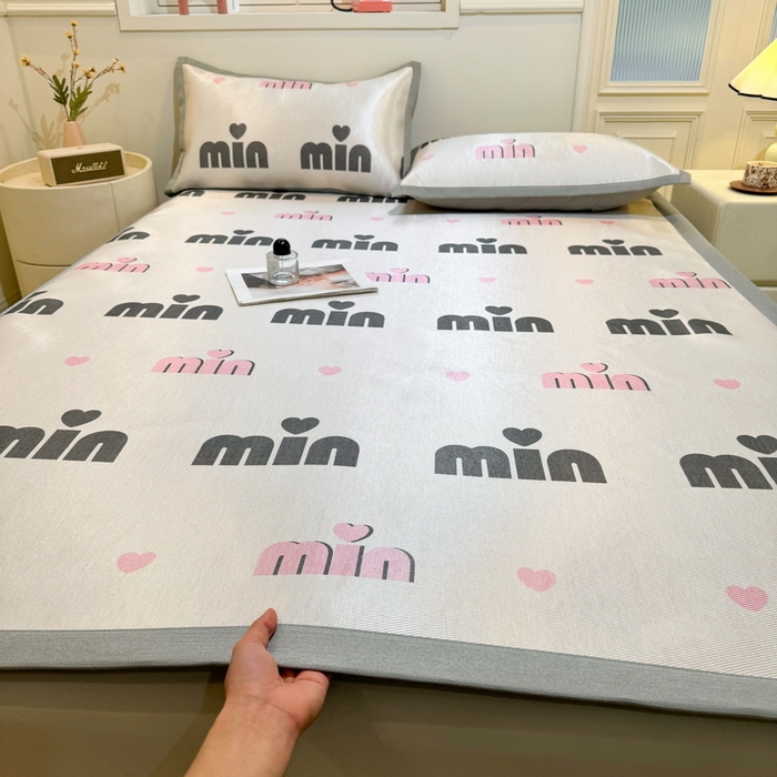 91家纺网 家纺一手货源 找家纺 （总）LIFE.丽芙 2025春夏季新品数码印花冰藤凉席平铺冰丝凉席印花小清新绑带款三件套（风格一）