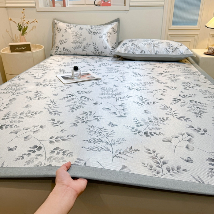 91家纺网 家纺一手货源 找家纺 （总）LIFE.丽芙 2025春夏季新品数码印花冰藤凉席平铺冰丝凉席印花小清新绑带款三件套（风格一）