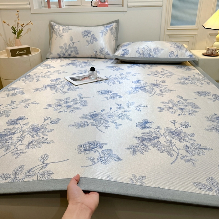 91家纺网 家纺一手货源 找家纺 （总）LIFE.丽芙 2025春夏季新品数码印花冰藤凉席平铺冰丝凉席印花小清新绑带款三件套（风格一）