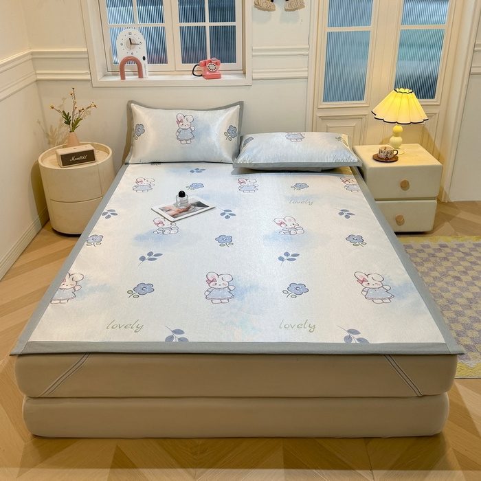 91家纺网 家纺一手货源 找家纺 LIFE.丽芙 2025春夏季新品数码印花冰藤凉席平铺冰丝凉席印花小清新绑带款三件套（风格一） 安妮兔