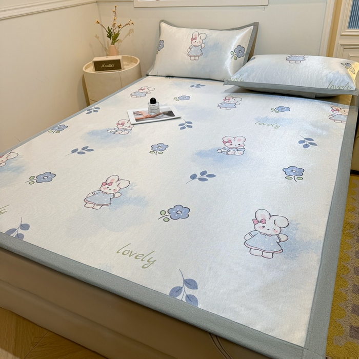 91家纺网 家纺一手货源 找家纺 LIFE.丽芙 2025春夏季新品数码印花冰藤凉席平铺冰丝凉席印花小清新绑带款三件套（风格一） 安妮兔