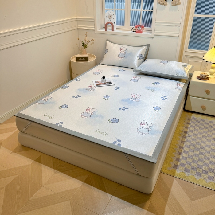 91家纺网 家纺一手货源 找家纺 LIFE.丽芙 2025春夏季新品数码印花冰藤凉席平铺冰丝凉席印花小清新绑带款三件套（风格一） 安妮兔