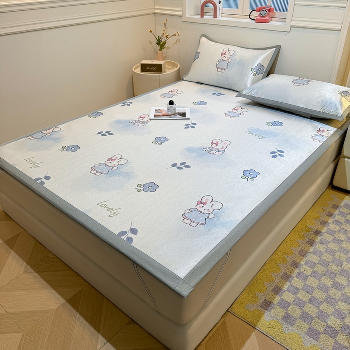 91家纺网 家纺一手货源 找家纺 LIFE.丽芙 2025春夏季新品数码印花冰藤凉席平铺冰丝凉席印花小清新绑带款三件套（风格一） 安妮兔