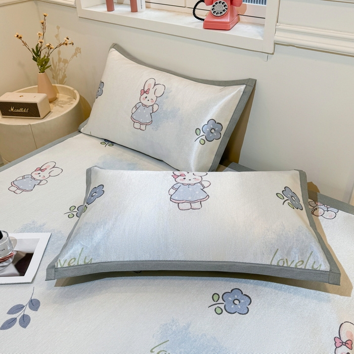 91家纺网 家纺一手货源 找家纺 LIFE.丽芙 2025春夏季新品数码印花冰藤凉席平铺冰丝凉席印花小清新绑带款三件套（风格一） 安妮兔