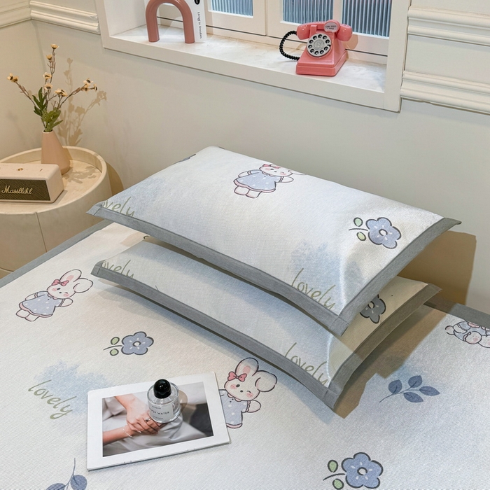 91家纺网 家纺一手货源 找家纺 LIFE.丽芙 2025春夏季新品数码印花冰藤凉席平铺冰丝凉席印花小清新绑带款三件套（风格一） 安妮兔