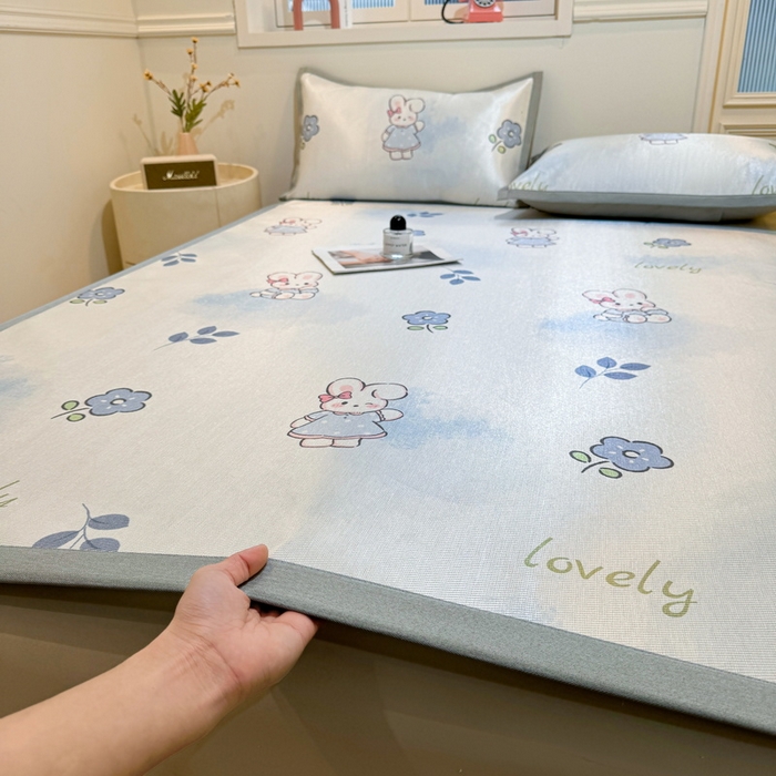 91家纺网 家纺一手货源 找家纺 LIFE.丽芙 2025春夏季新品数码印花冰藤凉席平铺冰丝凉席印花小清新绑带款三件套（风格一） 安妮兔